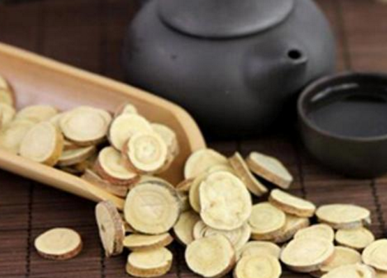 用黄芪泡水喝的功用与禁忌介绍