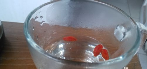 枸杞子泡水喝的功效,枸杞子泡水喝的害处与好处及做法[图解]