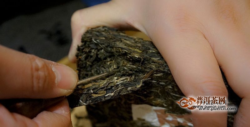 花砖茶怎么打开？撬花砖茶的方法