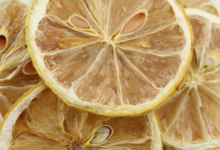 干柠檬片泡水一次几片 和新鲜柠檬哪个泡水好-茗扬网