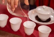 用茶壶倒茶礼仪手势图片(倒茶的礼仪和注意事项)-茗扬网